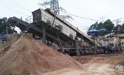 西安鳳凰涅盤公司引進(jìn)中意移動式破碎站，推動資源再生利用技術(shù)研發(fā)